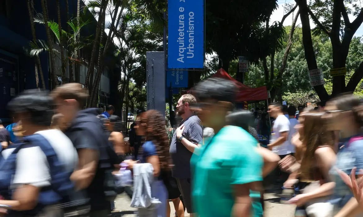 Enem 2025 tem 27% de abstenção no primeiro dia e 3.240 candidatos eliminados