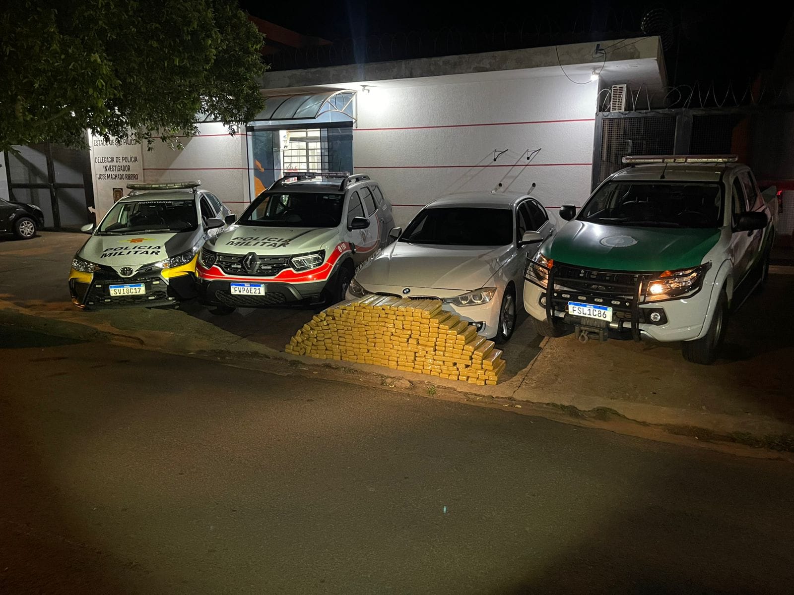 Motorista foge da polícia e é preso com quase 300 kg de maconha na SP-310, em Sud Mennucci