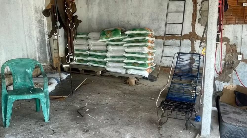 Homem é preso suspeito de furtar e revender sacos de ração de fazenda