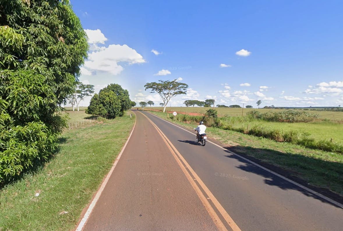 Idoso fica gravemente ferido após colisão frontal entre moto e caminhão em Santa Fé do Sul