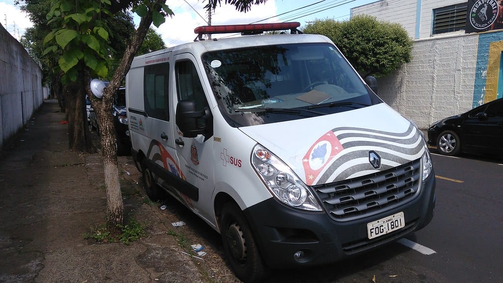 Moradora de Rubinéia pega “carona” em ambulância para UPA de Santa Fé do Sul e vai para praça