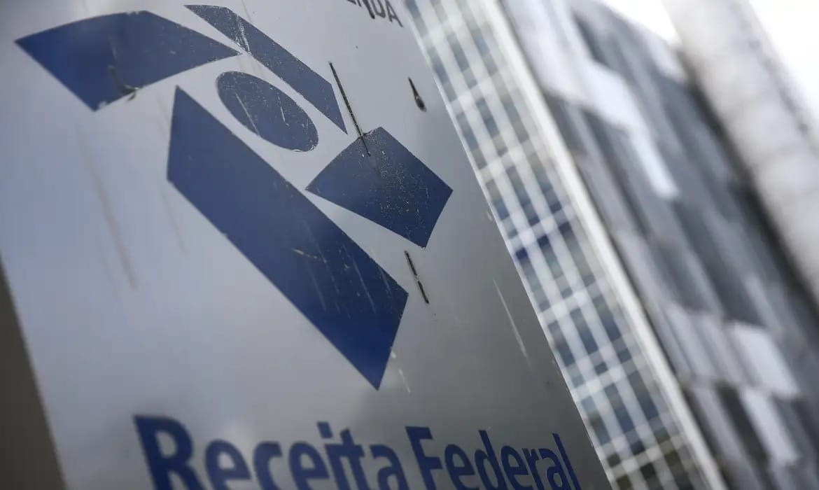 Receita Federal alerta para golpe que usa páginas falsas e dados reais de contribuintes