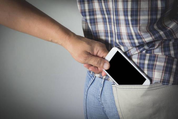 Celular é furtado do bolso de mulher durante baile em Palmeira D’Oeste