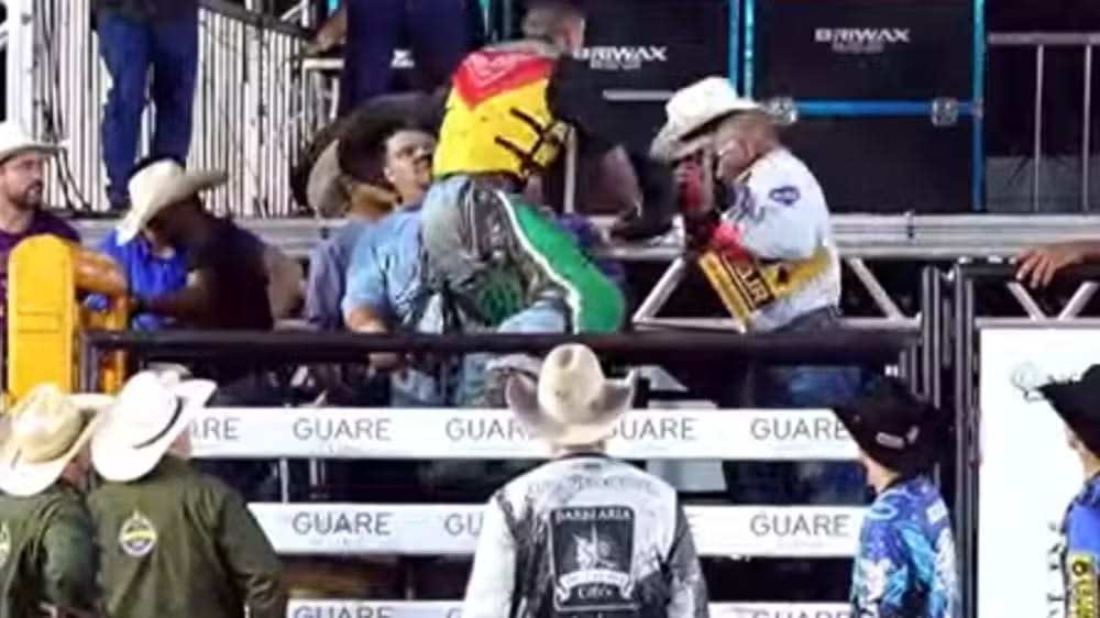 VÍDEO: Peão agride juiz após desclassificação por uso irregular de espora em rodeio de Monte Aprazível
