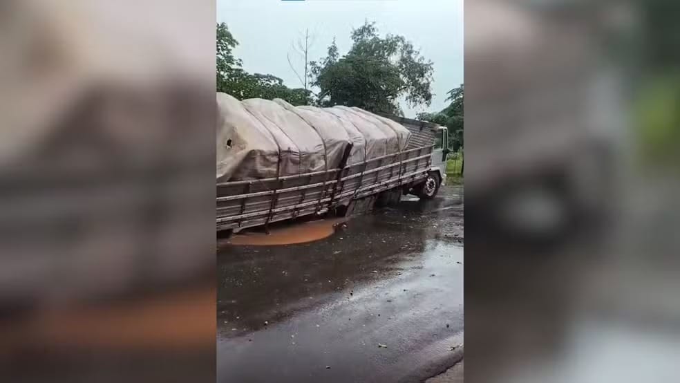 Asfalto cede após chuva intensa e caminhão fica preso em rua de Votuporanga
