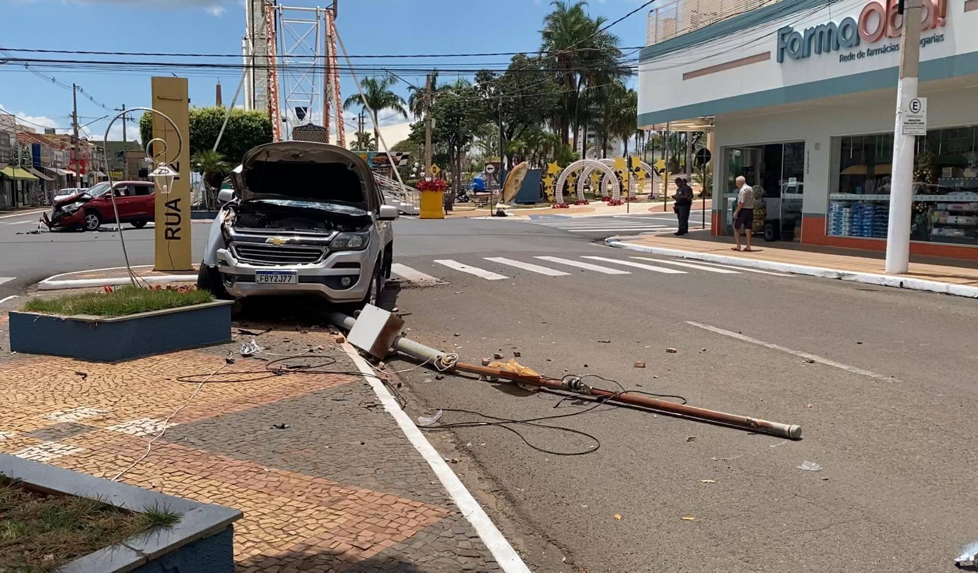 Carro avança cruzamento e bate em caminhonete no Centro de Santa Fé do Sul