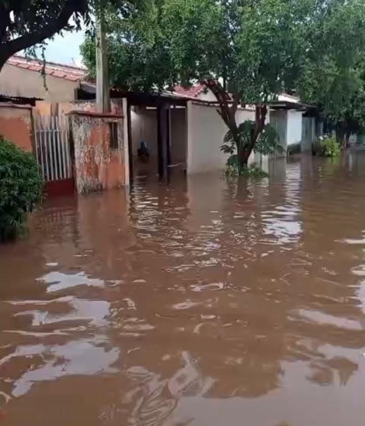 Chuva forte provoca alagamentos em Rubinéia e deixa famílias com prejuízos; região segue em alerta