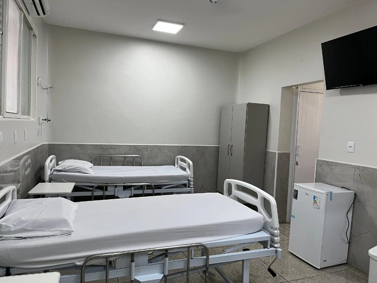 Reforma de quarto de isolamento da Santa Casa de Santa Fé do Sul é entregue com recursos de evento beneficente