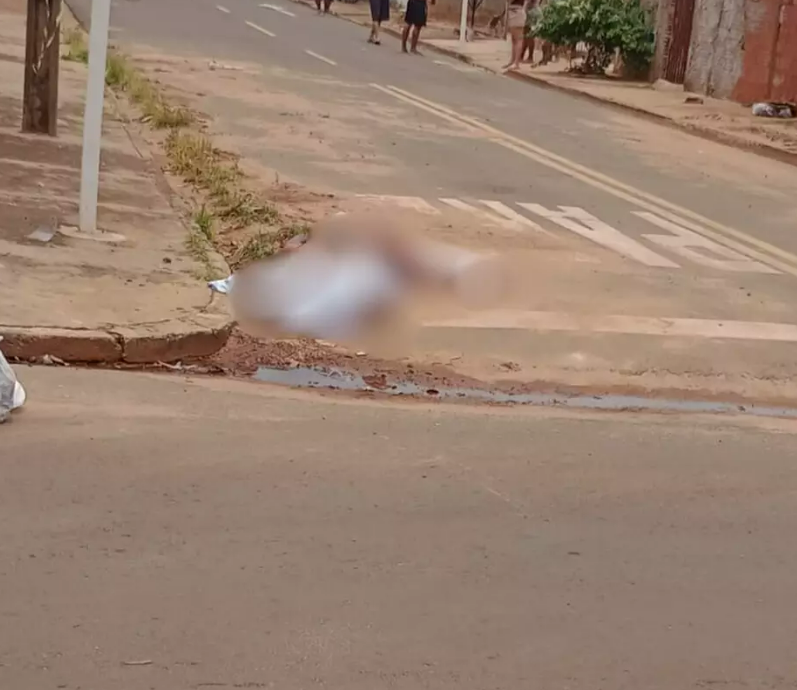 Jovem tenta fugir, mas morre após ataque a tiros e facadas em Aparecida Taboado