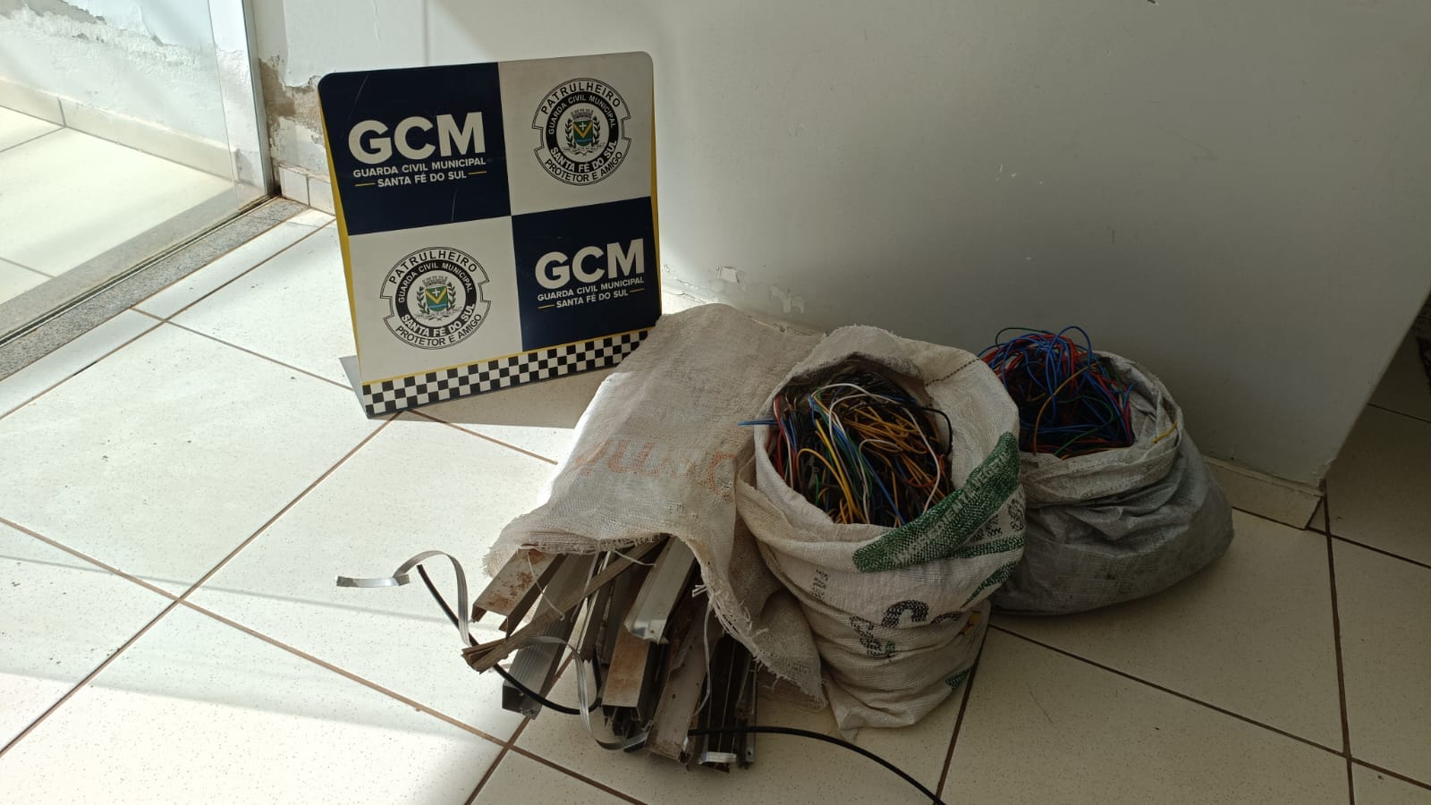 Homem é preso em flagrante furtando fios e alumínio em frigorífico desativado em Santa Fé do Sul