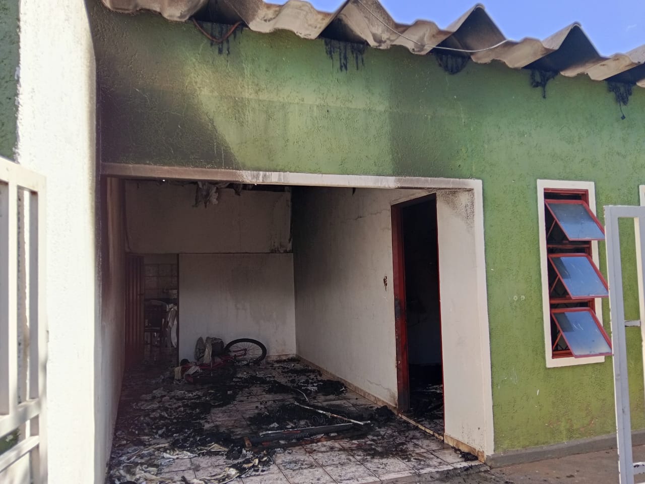 Incêndio atinge residência no Jardim Morumbi e mobiliza bombeiros em Santa Fé do Sul; ninguém ficou ferido