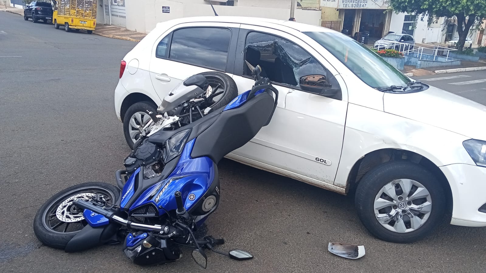 Motociclista fica ferido após colisão com carro em cruzamento de Santa Fé do Sul