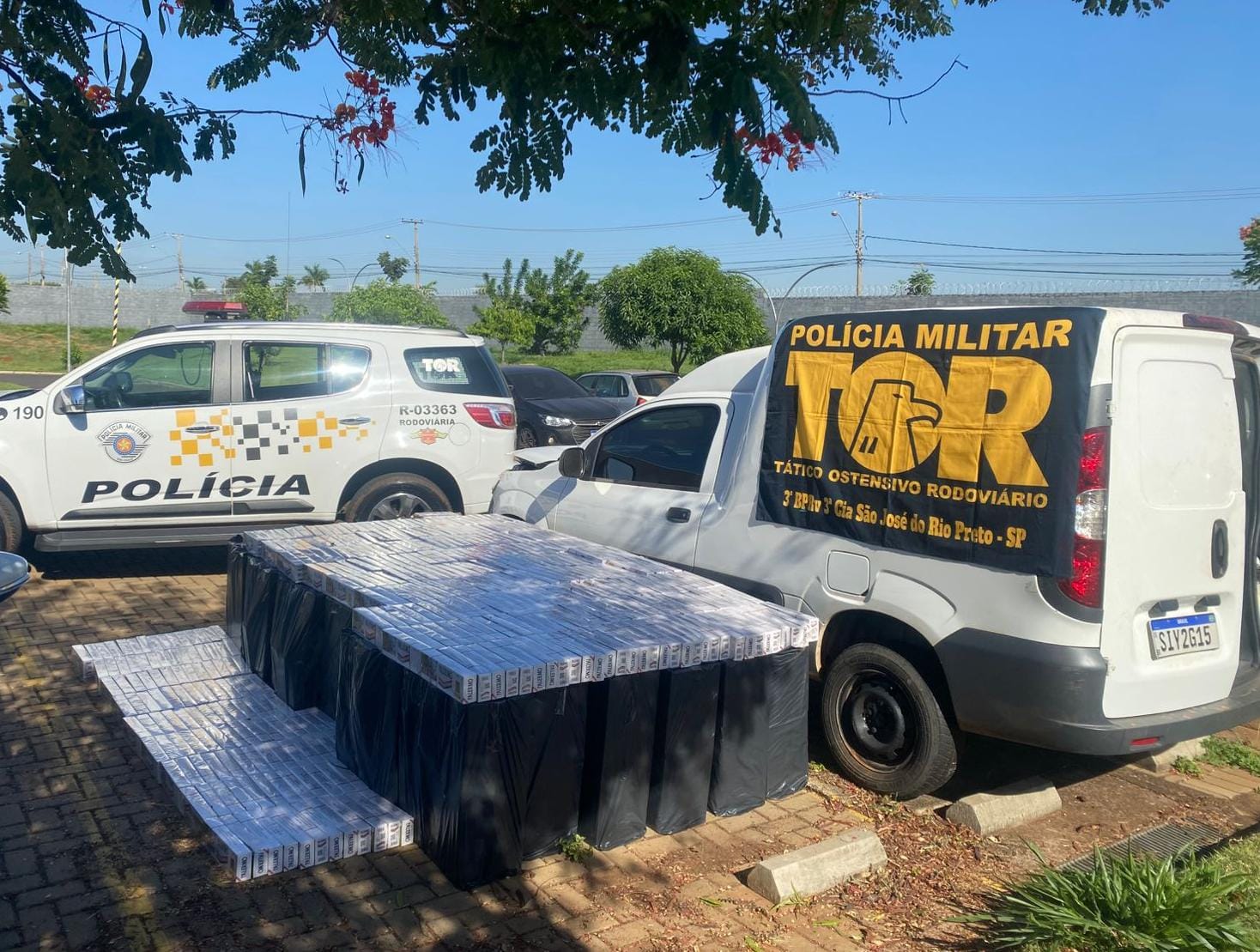 Carga de cigarros do Paraguai é apreendida em veículo “dublê” após perseguição policial, em Neves Paulista