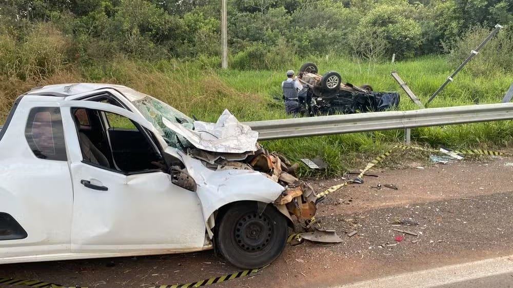 Mulher morre após carro atravessar canteiro e bater de frente com picape na SP-310 em Catanduva