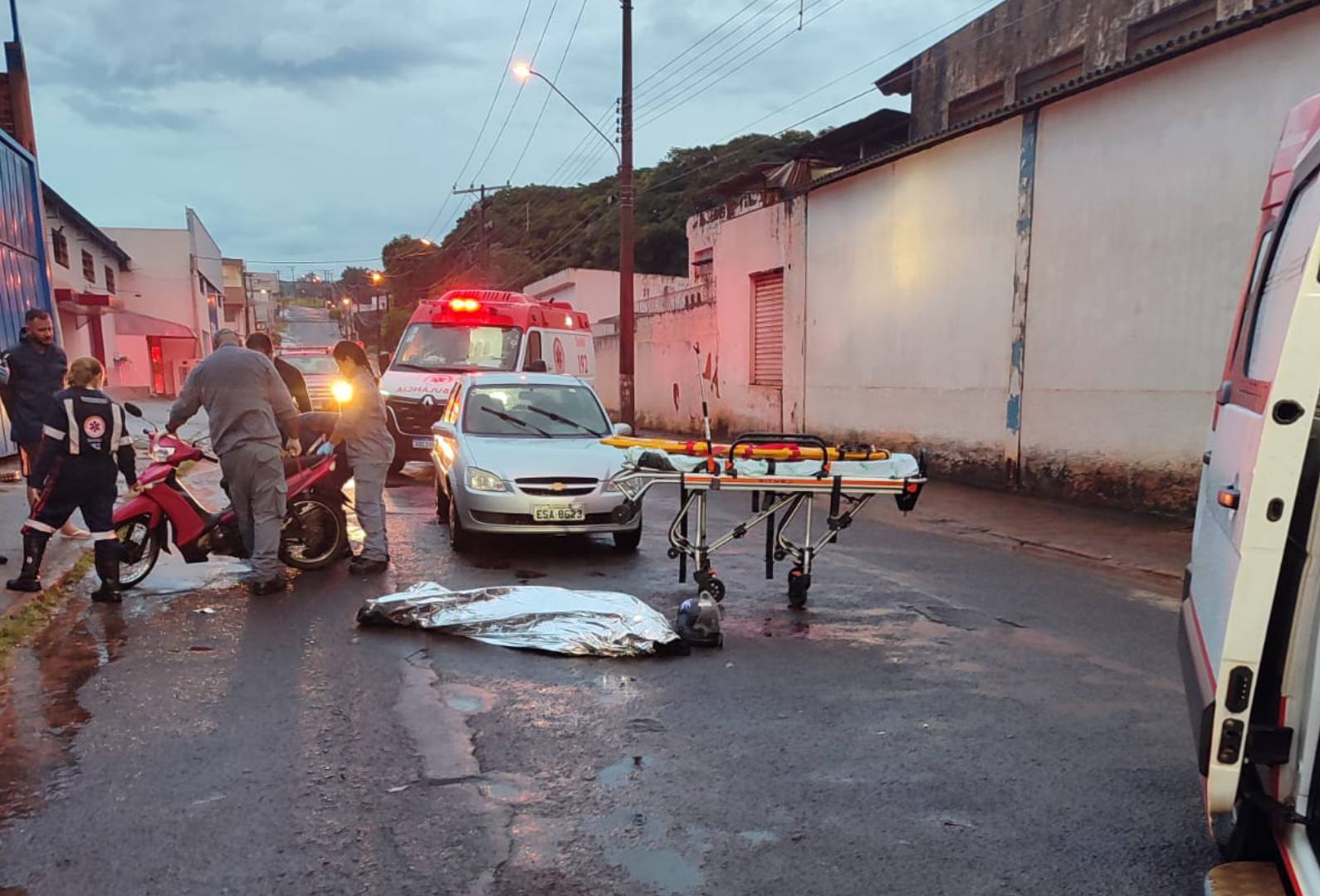 VÍDEO: Motociclista atinge pedestre, cai e morre após ser atropelada por veículo em Fernandópolis; condutor fugiu sem prestar socorro