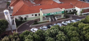 Pessoas se unem em oração em frente a Santa Casa e doam mantimentos para o hospital