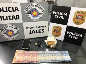 Motorista de transporte por aplicativo é presa transportando crack em Jales