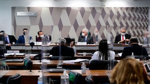 À CPI, motoboy admite saques em espécie para a VTCLog