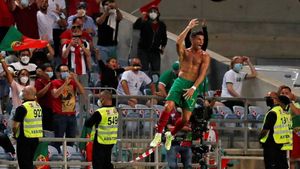 Cristiano Ronaldo marca dois gols e vira maior artilheiro de seleções