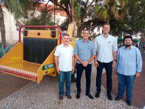 Santa Fé do Sul compra triturador de galhos para cooperativa de podadores de árvores