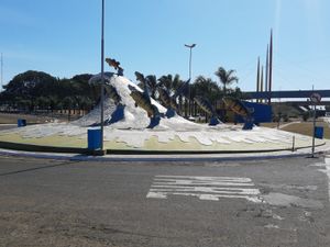 Caminhão na contramão atropela motociclista na rotatória do Monumento dos Tucunarés em Santa Fé do Sul