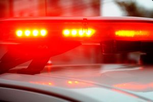 Motociclista de Santa Fé do Sul sofre traumatismo craniano após bater em arvore na rotatória de avenida