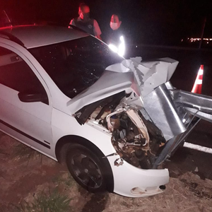 Homem é internado na Santa Casa de Santa Fé do Sul após bater o carro na rodovia Euclides da Cunha