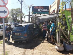 Batida entre carros destrói fachada de floricultura em Santa Fé do Sul