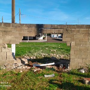 Motorista bate em muro e foge para escapar de abordagem policial em Santa Fé do Sul