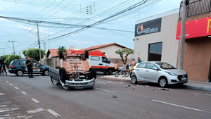 Carro capota após bater na traseira de outro em rua de Santa Fé do Sul