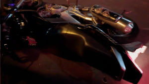 Motociclista bate em carro estacionado em rua de Três Fronteiras