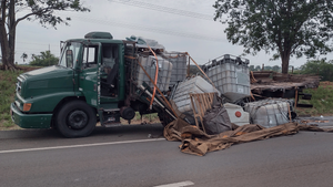 Caminhão derrama produtos de limpeza em parte da SP-320, em Santa Fé do Sul
