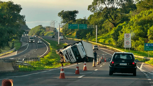 Carreta carregada de leite em pó tomba em rodovia de Rio Preto