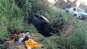 Carro capota e cai em buraco às margens de vicinal em Santa Fé do Sul; vídeo