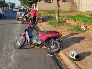 Mulher fica ferida após colisão entre carro e moto em Santa Fé do Sul