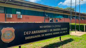 Polícia Federal retira pessoas de residência lacrada durante operação Torre Eiffel em Santa Fé do Sul