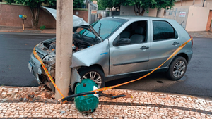 Motorista é levado para UPA após bater carro em poste em Santa Fé do Sul