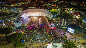Foliões curtem primeira noite de carnaval em Santa Fé do Sul com show de Mariana Fagundes