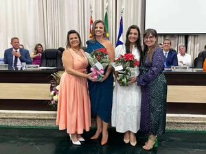 Primeira e segunda-dama são homenageadas pela Câmara com Troféu Mérito Mulher