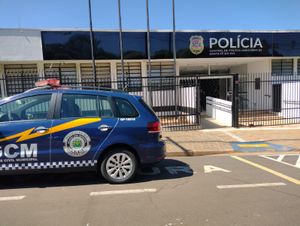 Vendedora tem celular furtado por dupla de mulheres em loja de roupas no Centro