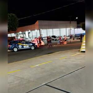 Mulher fica ferida em acidente entre carro e moto em avenida de Santa Fé do Sul