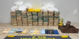 Casal é detido com grande quantidade de drogas e documentos falsos pela polícia