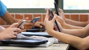 Lula Sanciona Lei que Limita Uso de Celulares nas Escolas de Todo o Brasil