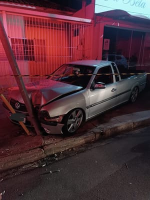 Motorista bate em poste de sinalização em Avenida de Santa Fé do Sul e tem carro apreendido