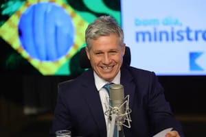 Ministro Paulo Teixeira afirma que preços de alimentos já estão mais baixos nos supermercados