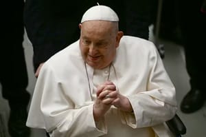 Papa Francisco mostra sinais de melhora em seu quadro clínico, segundo boletim médico