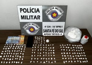 Jovem tentar fugir da PM, mas é preso com mais de 200 porções de cocaína em Santa Fé do Sul
