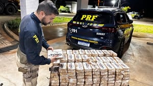PRF apreende 200 quilos de cocaína escondidos fundo falso de carreta bitrem na BR-153