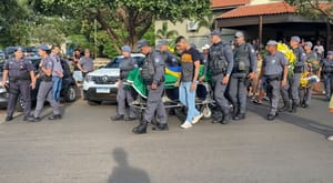 Familiares e colegas de farda se despedem de PM de Santa Fé do Sul que morreu em acidente de moto durante ação na capital