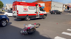 Idosa de 75 anos perde controle de moto e bate em carro em Avenida de Santa Fé do Sul